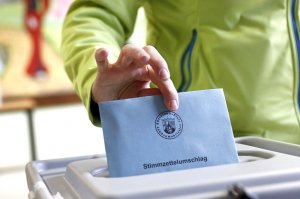 В Берлине Меркель попросили на выход