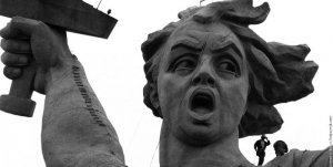 Представитель болгарского СМИ сегодня в ходе брифинга сравнил официального представителя МИД России Марию Захарову с монументом Родина-мать в Волгограде