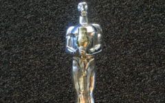 [Лёня! Это - любовь. Приезжай, хоть на денёк!] Леонардо Ди Каприо поблагодарил россиян за якутский «Оскар». Американский актёр показал статуэтку в своём «Инстаграме»