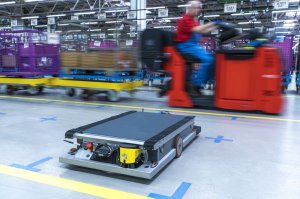 BMW тестирует автономного робота, используя переработанные батареи электромобиля i3