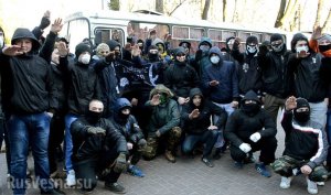 «Зиг Хайль!» на улицах Львова — неонацисты закидали камнями убегающую от них полицию и торжественно «прозиговали» перед журналистами