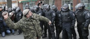 Отделение Сбербанка во Львове забросали коктейлями Молотова