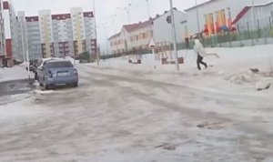 В Ханты-Мансийске ураган валит людей с ног