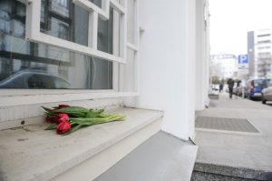 Москвичи несут цветы к посольству Бельгии