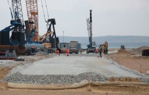 Турецкий сухогруз задел опоры строящегося рабочего моста в Керченском проливе