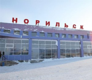 Штормовой ветер в Норильске сдувает со стоянки 40-тонный Boeing-737