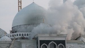 Самую большую мечеть Мадрида подожгли сигнальными ракетами