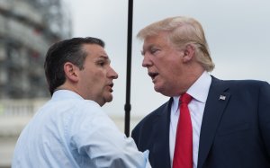Дональд Трамп и Тед Круз затеяли свару из-за жен и обменялись взаимными оскорблениями