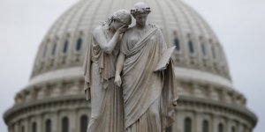 США повторят судьбу Римской империи? Бывший председатель Федеральной резервной системы США Алан Гринспен один из немногих, кто считает растущие социальные расходы прямой угрозой для экономики страны