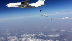 Около 30 тонн российской гумпомощи сброшено на парашютных платформах в сирийский город Дейр-эз-Зор, окруженный боевиками ИГ