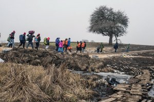 Греческий фермер попытался распахать лагерь беженцев