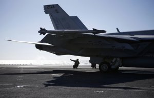 Телекомпания CNN:  двое на машине прорвались на базу ВМС США и снесли хвост истребителя за $60 млн