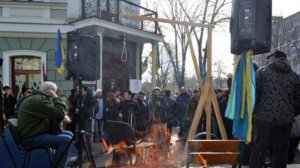 Весеннее обострение в Одессе: митингующие готовятся повесить прокурора и установили виселицу