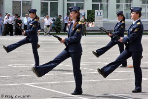 Откуда столько желающих служить в армии?