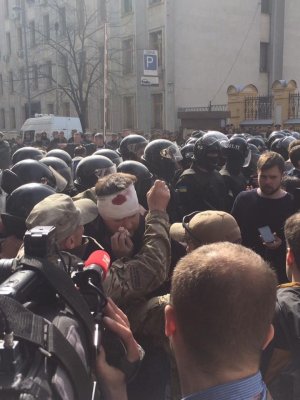 Митинг в центре Киева: пролилась первая кровь (фото)