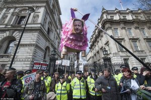 В Лондоне тысячи демонстрантов требуют отставки Кэмерона