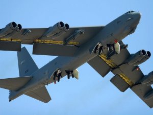 США перебросили в Катар бомбардировщики B-52