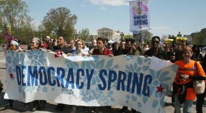 В США более 400 человек задержаны после протеста против коррупции у Капитолия