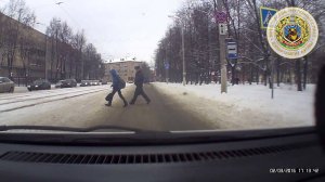 Белорусский милиционер заслонил собой ребенка от машины