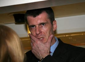 В офисе фонда Михаила Прохорова идет обыск, ФСБ окружила здание