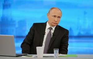 Песков опроверг слухи о срежиссированности прямой линии с президентом