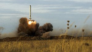 [Портфель заказов] Минобороны России опубликовало видео боевого пуска крылатой ракеты из ОТРК «Искандер-М», осущественного 15 апреля во время учений на полигоне Капустин Яр