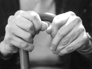 В Петербурге охранник «Пятерочки» ударил пенсионерку и скинул ее на асфальт, заподозрив в краже сыра и батона. Бабушка в больнице, охранник задержан полицией