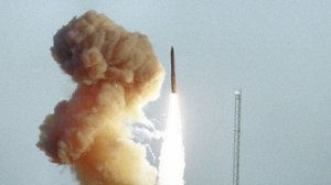Китай провел испытания новейшей баллистической ракеты с 10 боеголовками