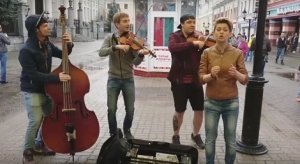 Видеоролик уличных музыкантов из казанского трио «Злачное место», подыгравших девушке исполнение песни «Такого, как Путин», за сутки собрал 500 тыс. просмотров на YouTube