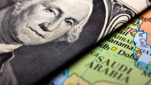 Саудовская Аравия возьмет в кредит у международных банков $10 млрд с перспективой выпуска гособлигаций из-за падения цен на нефть, которое довело дефицит бюджета страны до рекордных 18% ВВП ($87 млрд)