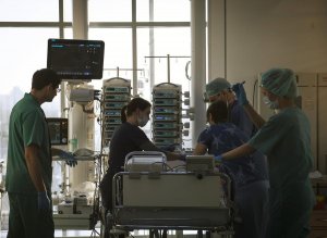 Путин поручил Минздраву РФ обеспечить доступ родственников к больным в реанимации