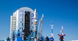 Ракета, которая, впервые стартовав с Восточного, выведет на орбиту три спутника, установлена на стартовом комплексе - Роскосмос