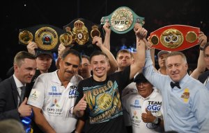 Геннадий Головкин защитил три титула чемпиона мира по боксу и приблизился к рекорду Хопкинса (Казахстанец продлил серию побед нокаутом до 22)