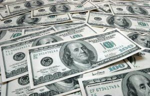 Курс доллара в ходе торгов на Московской бирже опустился ниже 64 рублей впервые с 6 ноября 2015 года