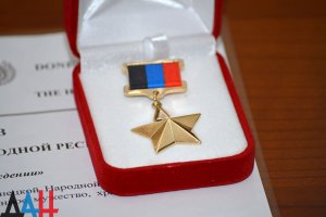 Глава ДНР вручил медали «Золотая звезда» родственникам героически погибших военнослужащих