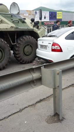 БТР протаранил легковушку в Пятигорске