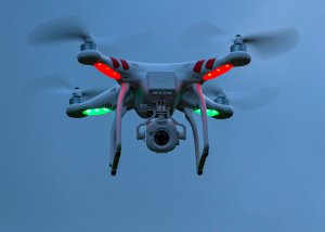 Палм-Спрингс: с помощью команды #Intel дроны "выкрасили город колдовским каким-то светом"