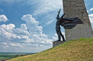 Жители ДНР собрались у мемориала "Саур-Могила" в честь Дня Победы