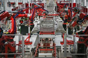 Тесла сильно меняет курс