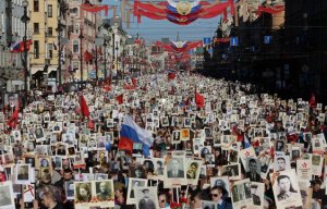 Акция «Бессмертный полк» собрала сотни человек в крупных городах США
