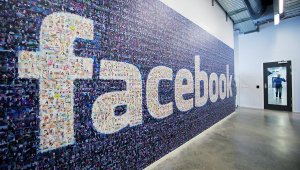 После признания бывшего сотрудника Facebook о манипуляции с популярными новостями, соцсеть подвергли резкой критике за политическую ангажированность