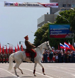 Приблизительно 70 тысяч человек празднует День Победы в центре города Луганск