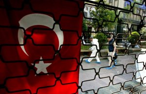 Заминированный автомобиль взорвался у военного объекта в Стамбуле