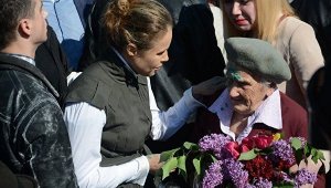 [Не дождётесь!] На Украине опровергли данные о смерти ветерана, облитой зеленкой 9 мая: "Бабушка жива, слава Богу. Это на днях умерла ее сестра. С бабушкой все в порядке, фонд Королевской ей помогает"