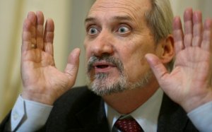 Глава Минобороны Польши обвинил спецслужбы своей страны в сотрудничестве с ФСБ России