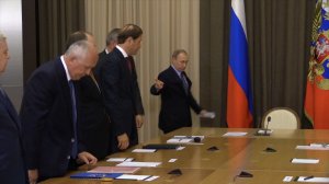 ["Галстук подтяни!"] Путин сделал замечание Рогозину за небрежный вид. Тот сделал неловкую не очень результативную попытку поправить предмет гардероба и в знак благодарности кивнул Президенту РФ