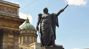 Мужчина при фотографировании отломил шпагу у памятника Кутузову в Петербурге