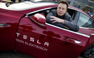 Илон Маск продаст акции Tesla почти на $600 млн