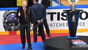 Путин вручил кубок команде Канады, победившей на ЧМ по хоккею (Канадские хоккеисты в 26-й раз стали чемпионами мира, одолев Финляндию)