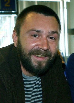 Шнуров пообещал расцеловать предложившего запретить его депутата